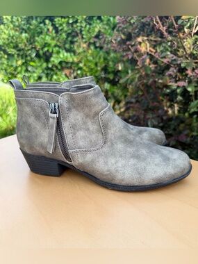 Arizona Metallic Silver Gray Zip Ankle Booties 8 Retro Fashion Stylish Date
